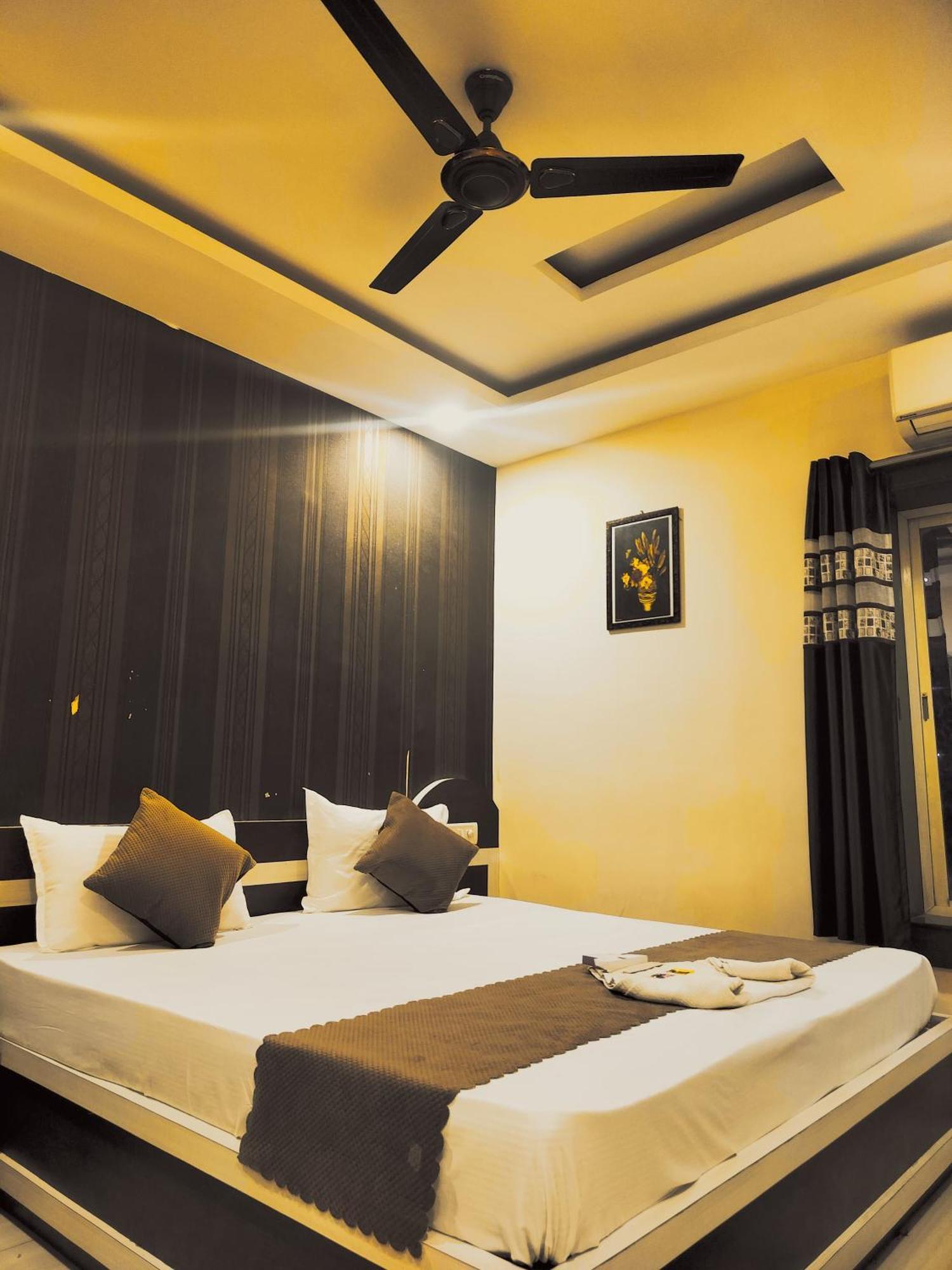 Hotel R K Palace โบปาล ภายนอก รูปภาพ